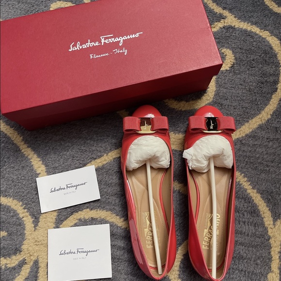 Salvatore Ferragamo Varina flat shoes Like New - Picture 1 of 10